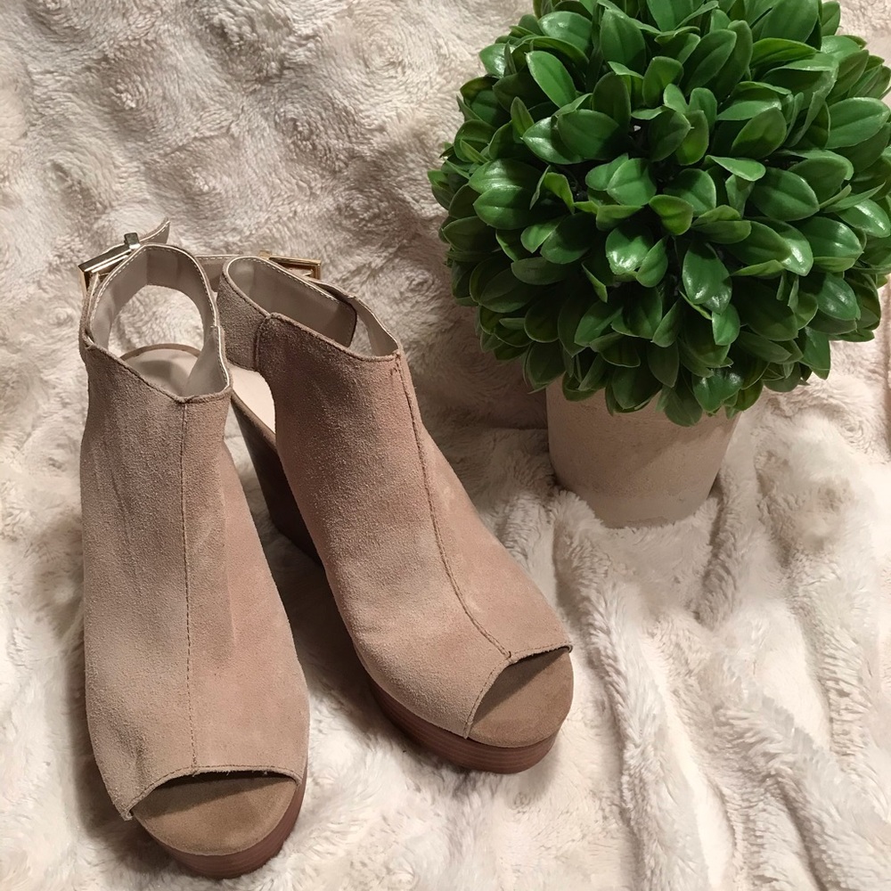 Kenneth Cole tan suede wedges